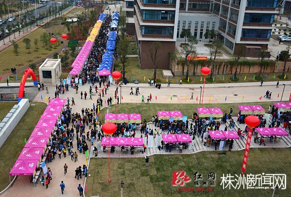nEO_IMG_招聘会现场1