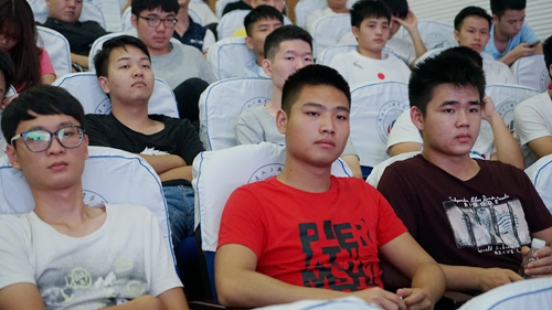 书记的讲话深入同学们的心中，滋润同学们的情怀