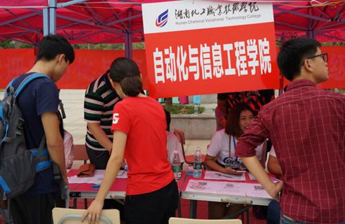 忙碌的报名现场1_副本 忙碌的报名现场1_副本