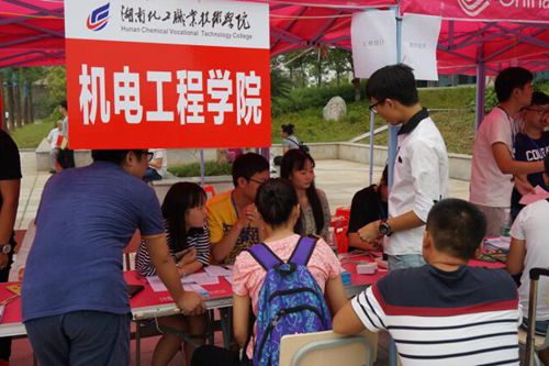 忙碌的报名现场2_副本 忙碌的报名现场2_副本