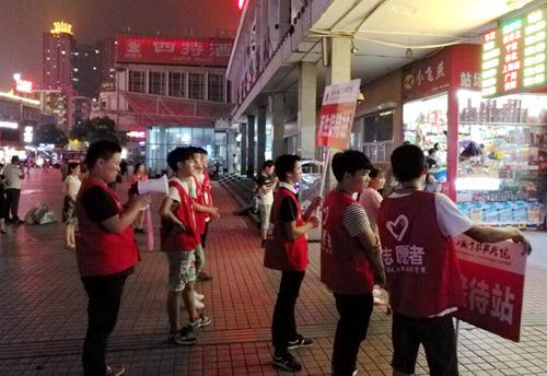 夜晚火车站迎新_副本