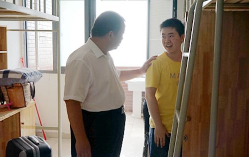 刘书记与新生交流_副本