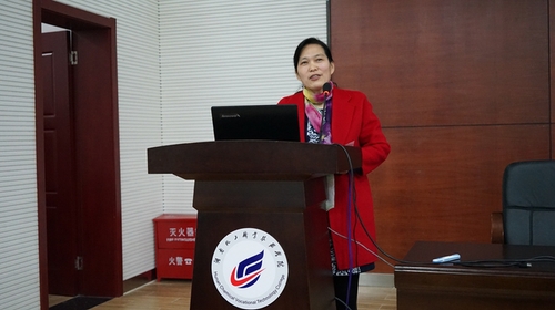 湖南化工职业技术学院副校长隆平教授主持开幕式 湖南化工职业技术学院副校长隆平教授主持开幕式