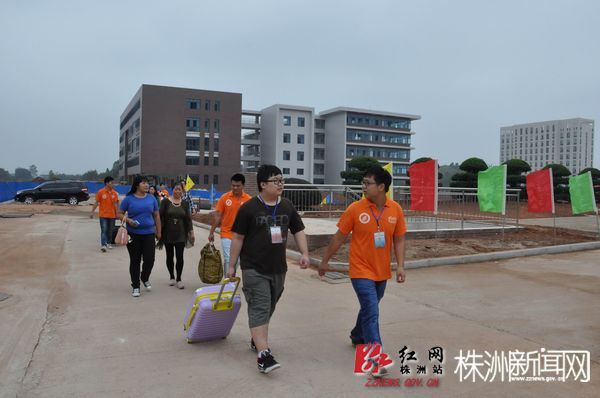 nEO_IMG_志愿者们迎接2014级新生