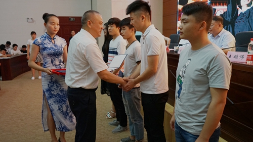 校长为学生颁发毕业证书