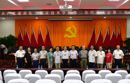 书记校长跟离退休党代表合影