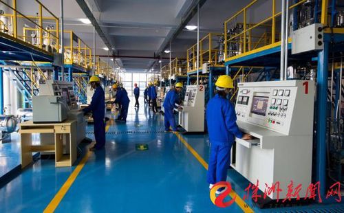 湖南化工职院学生在实训基地进行现场操作