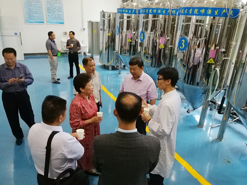 参观啤酒生产车间