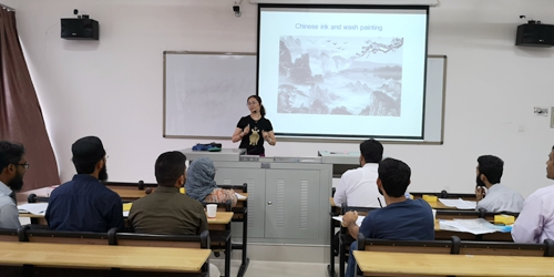 何静老师进行汉语教学 何静老师进行汉语教学