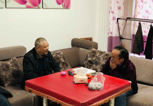 校长看望患病教师