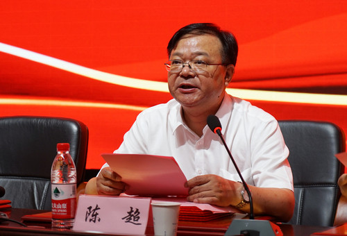 院长陈超主持大会 院长陈超主持大会
