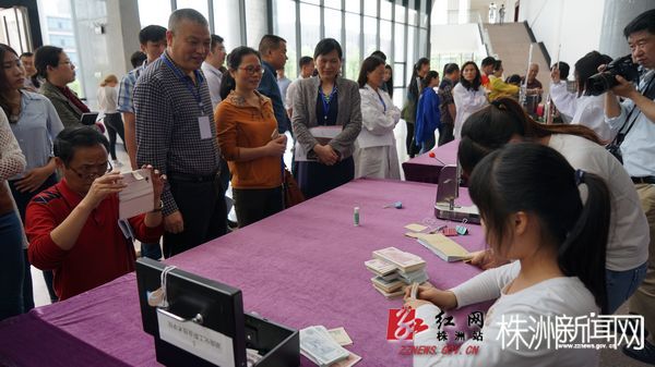 nEO_IMG_学院领导现场参观指导会计技能赛场