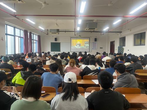 预备党员、发展对象、入党积极分子集中收看学习贯彻党的十九届五中全会精神中央宣讲团报告会视频。