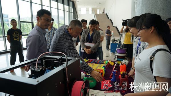 nEO_IMG_学院领导现场参观指导3D打印赛场