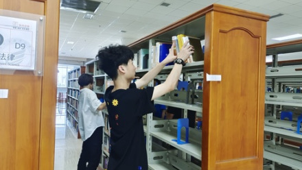 湖南化工职院图书馆顺利完成图书布局调整工程