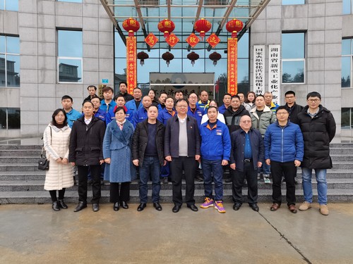 图5陈超一行与化工20304企业班学员合影