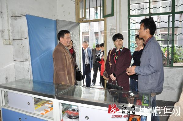 现场考察大学生创业孵化基地2